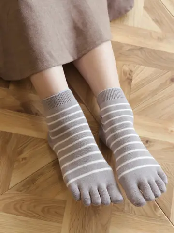 細ボーダー柄五本指ショートソックス