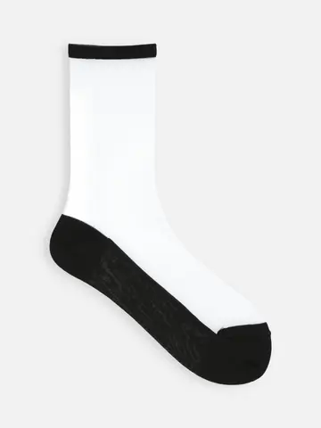 素足風に履けて脱げない靴下