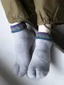 【Tabio MEN】折返し波柄パイル足袋ショート丈ソックス(27.0～29.0cm) グレー+ネイビーブルー