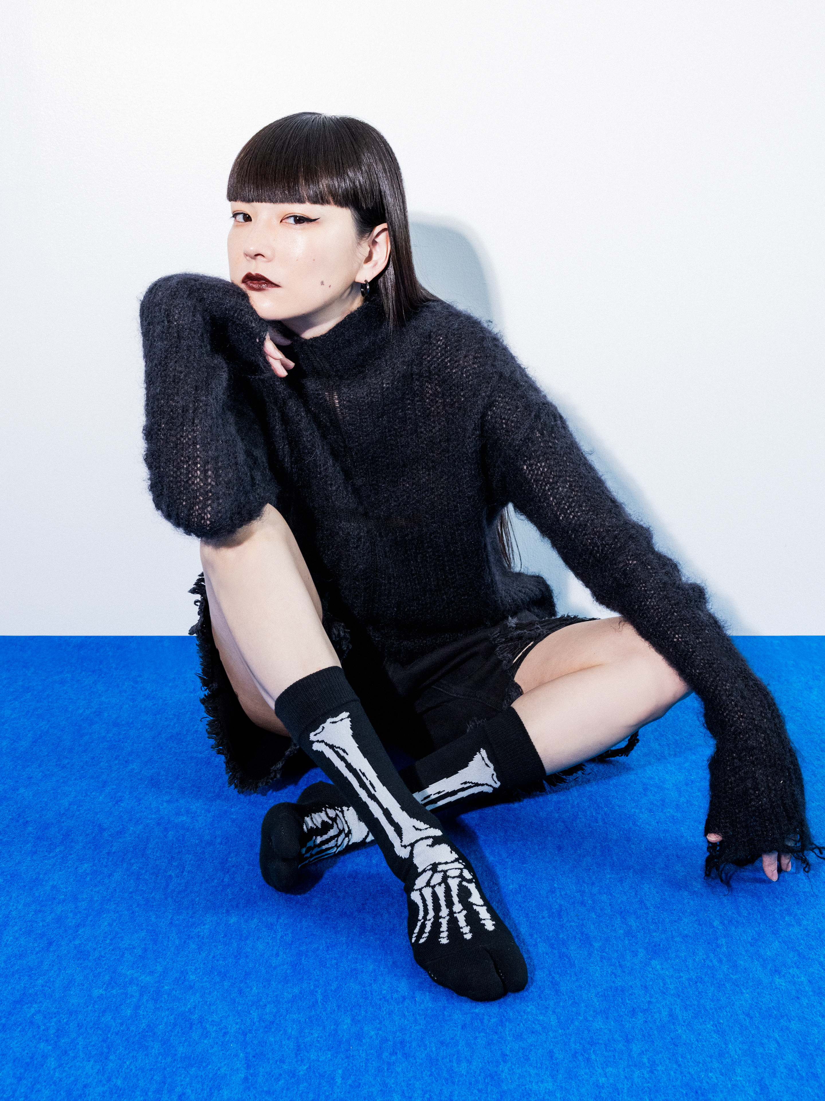 KOZUE AKIMOTO×Tabio】足袋骨柄ソックス ( 021141024 ) | 靴下屋公式